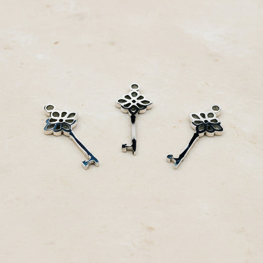 Flower Key Surgical Steel Pendant, 1 pc - detail view 2 (SG.606)