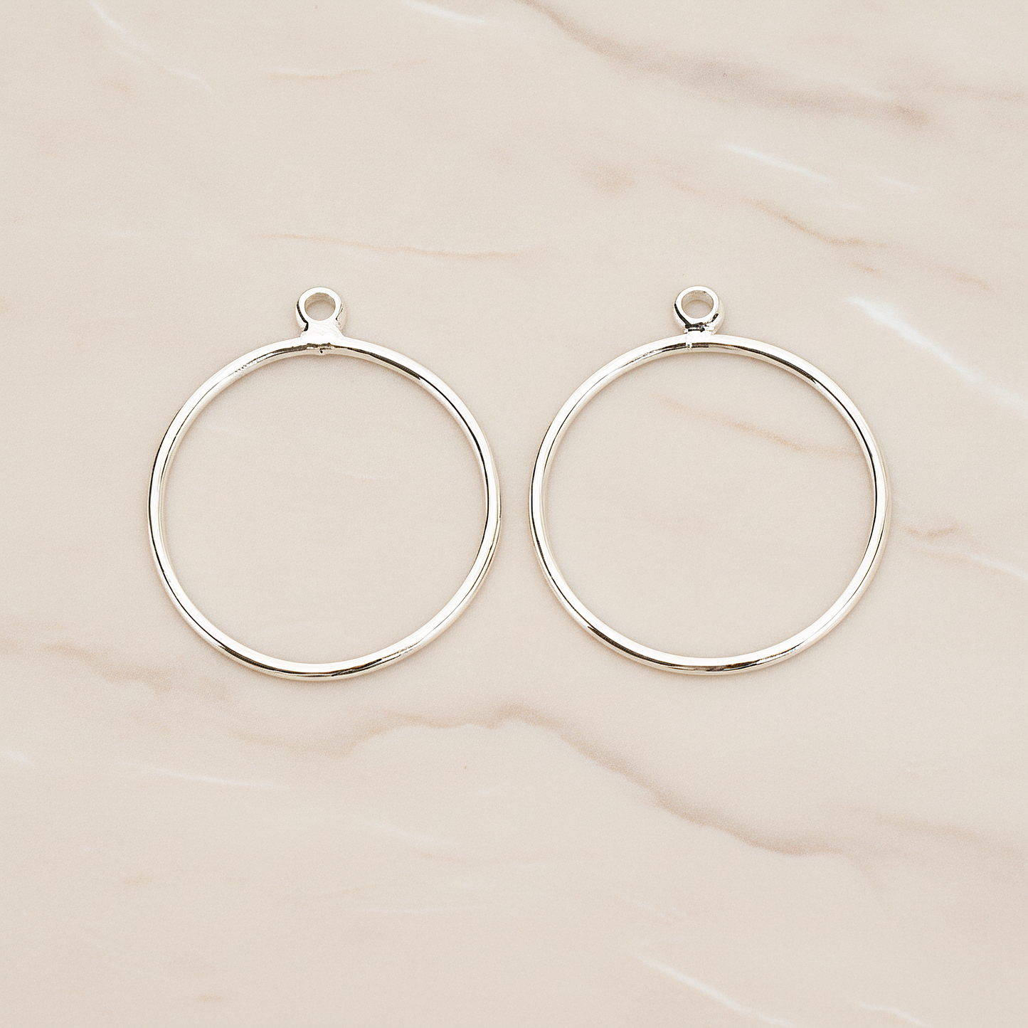 Small Circle Link Pendant, 4 Pc on warm marble background (PD.1706-01)