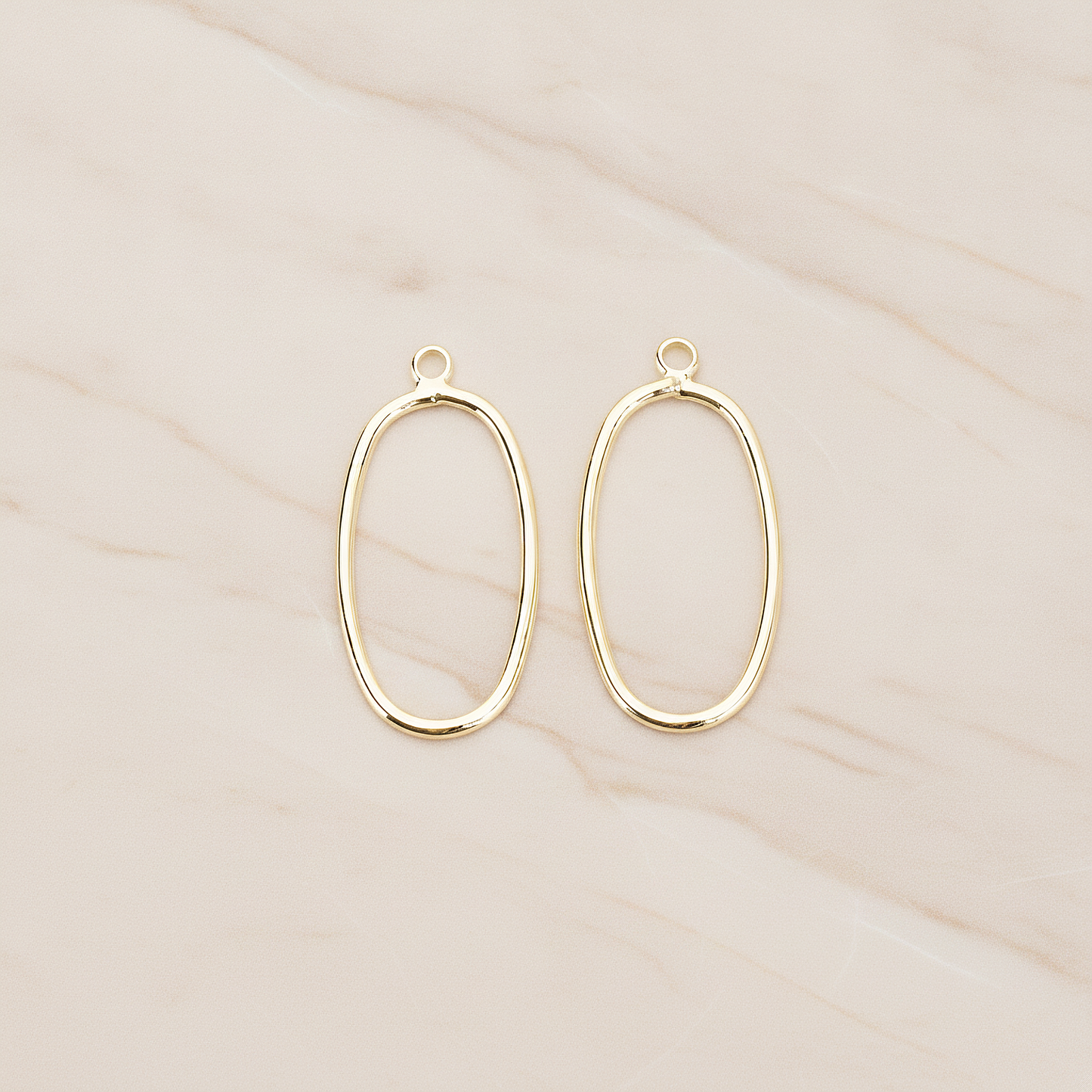 Simple Oval Link Pendant, 4 Pc on warm marble background (PD.1710)