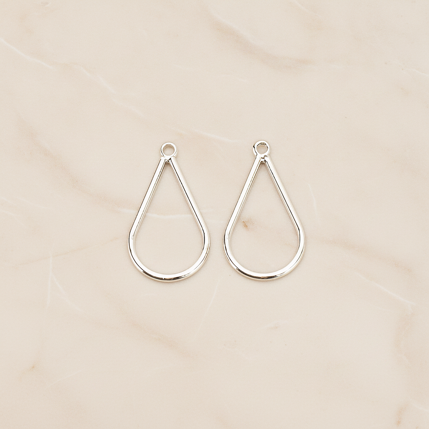 Simple Teardrop Link Pendant, 4 Pc on warm marble background (PD.1711)