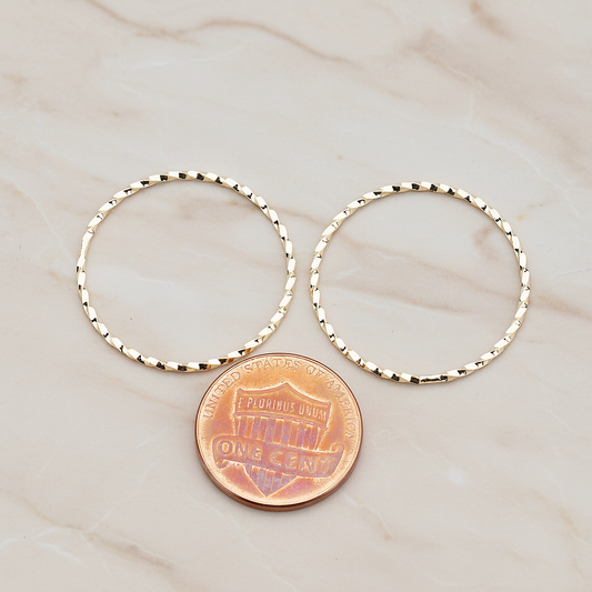 Twisted Round Medium Link Pendant, 4 Pc on warm marble background (PD.358-02)