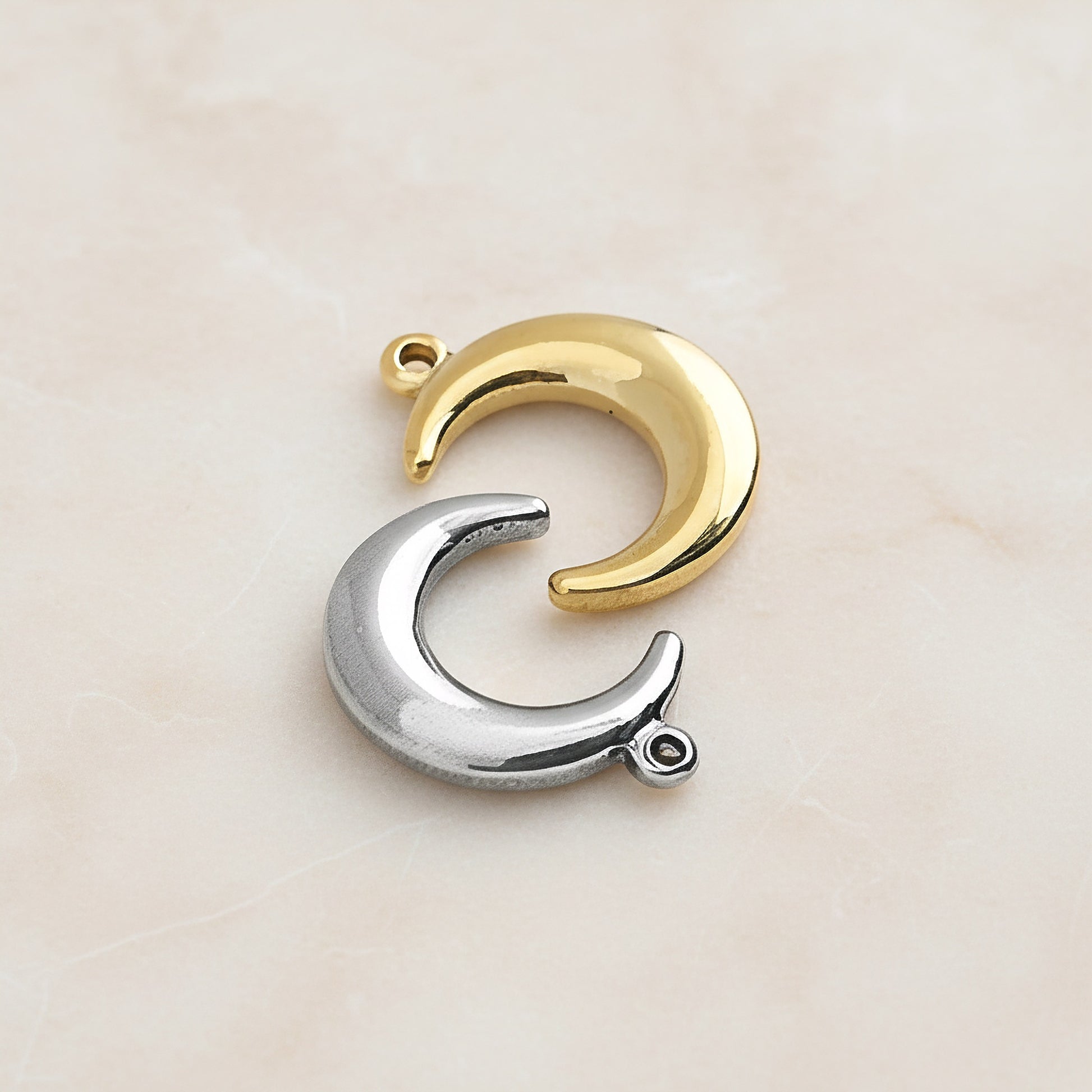 Crescent Moon Surgical Steel Pendant, 1 Pc - detail view 2 (SG.198)
