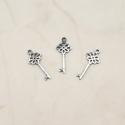 Flower Key Surgical Steel Pendant, 1 pc - detail view 1 (SG.606)
