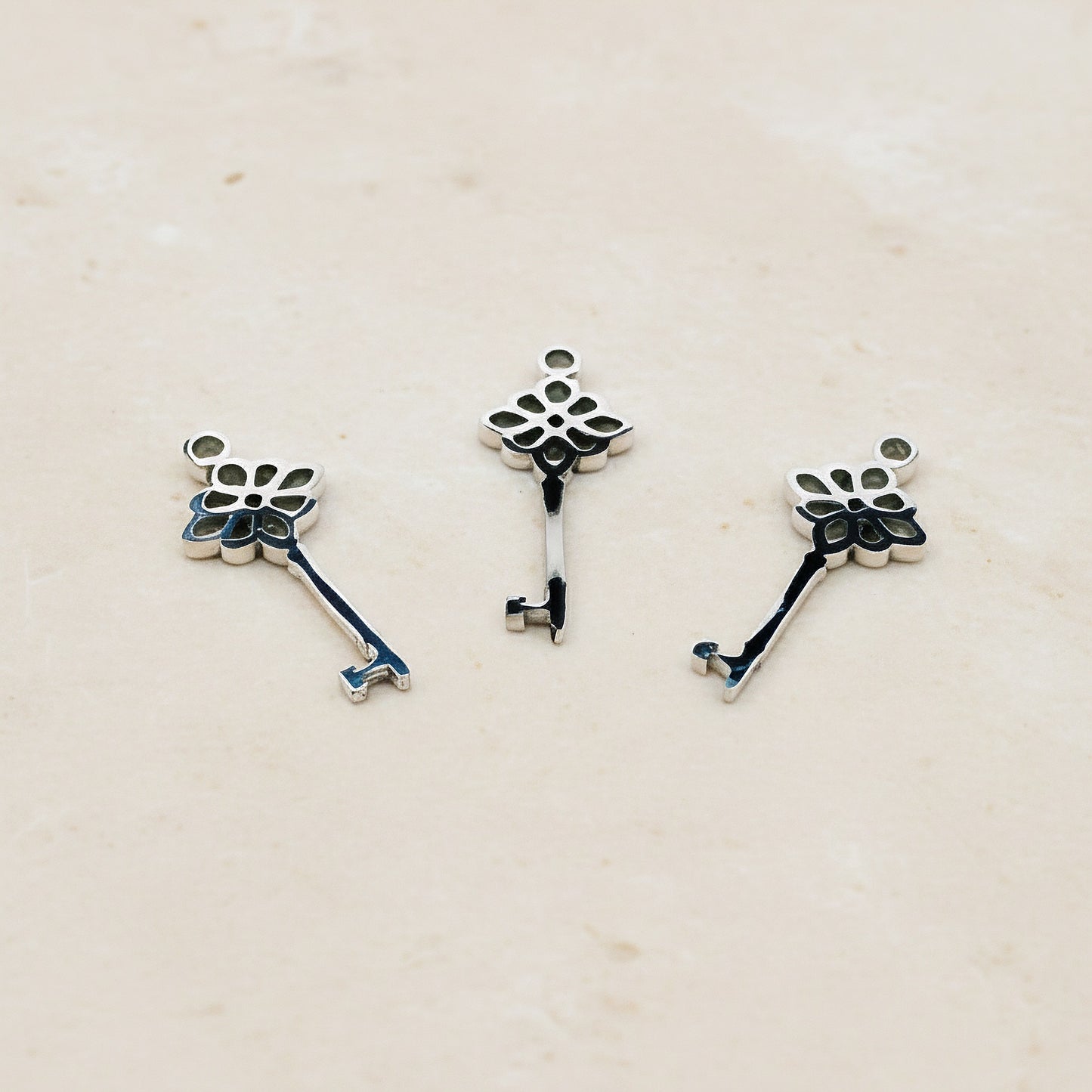 Flower Key Surgical Steel Pendant, 1 pc - detail view 2 (SG.606)