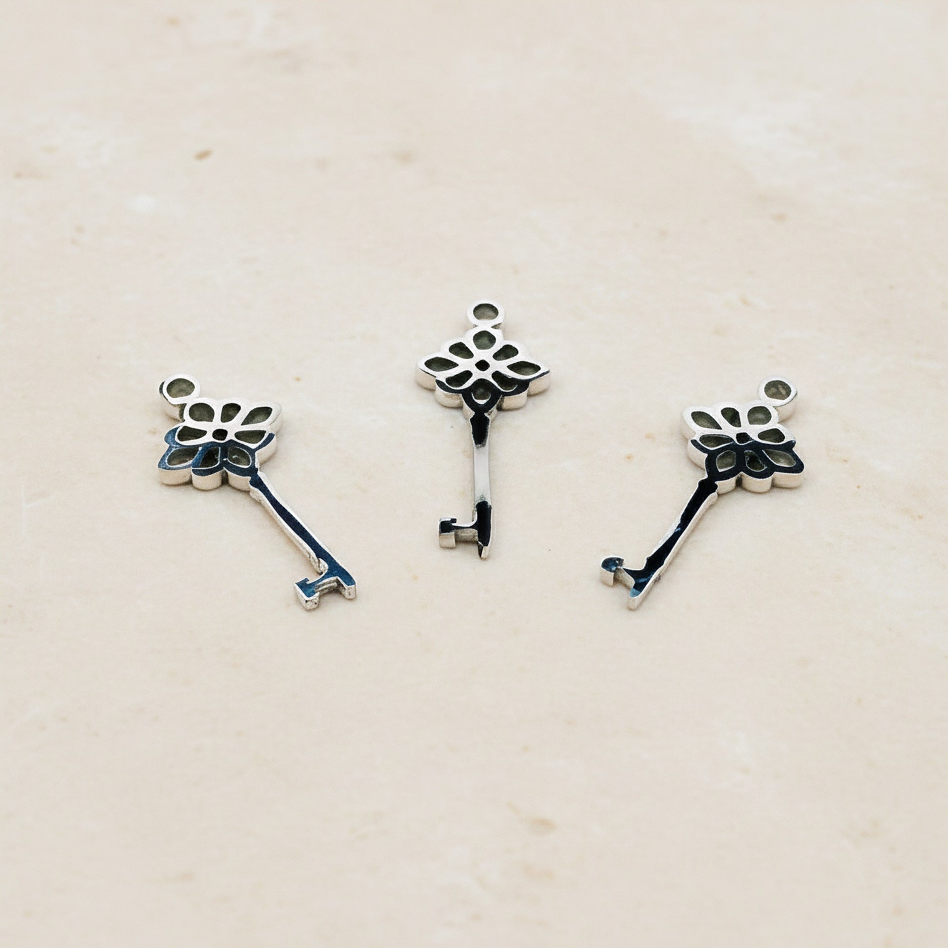 Flower Key Surgical Steel Pendant, 1 pc - detail view 2 (SG.606)