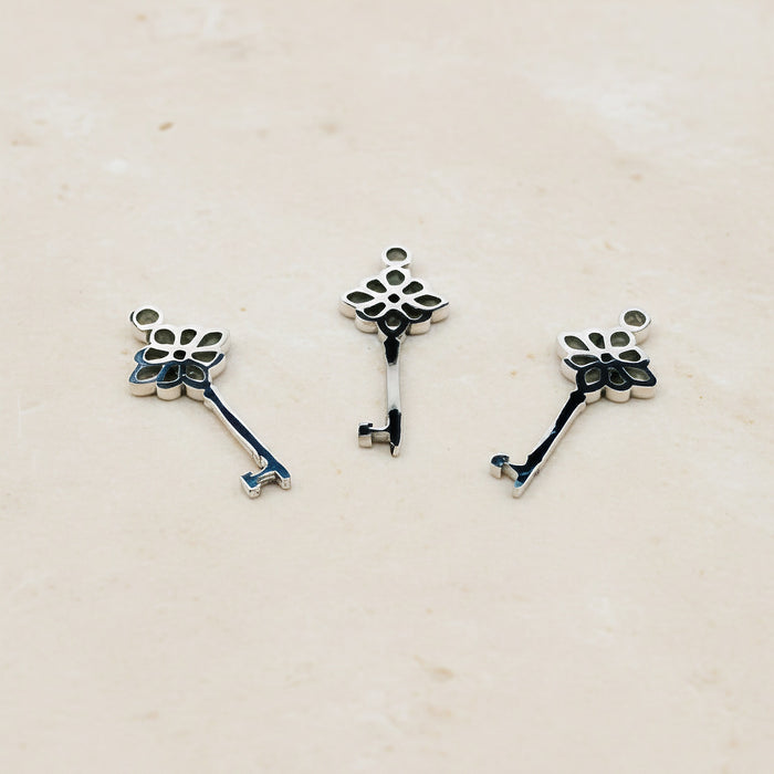 Flower Key Surgical Steel Pendant, 1 pc - detail view 2 (SG.606)