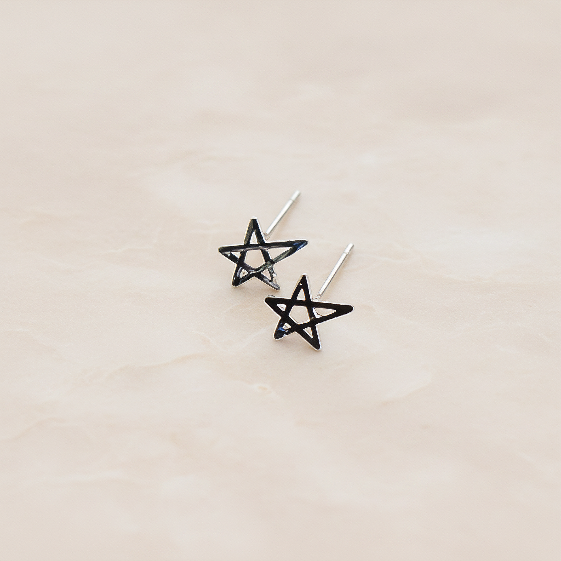 Drawing Star Ear Post, 2 Pc - Glossy Original Rhodium (ER.253)