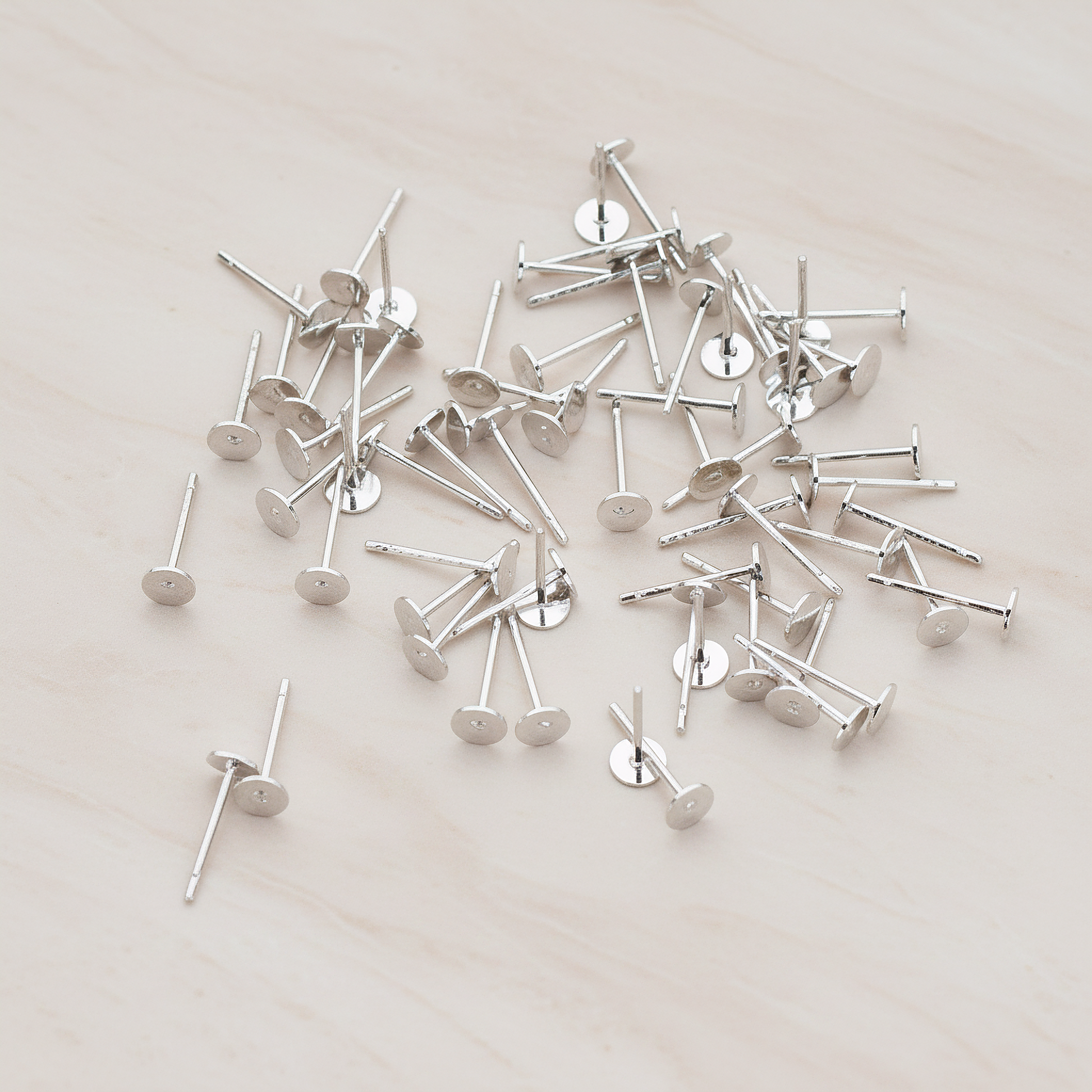 Round Pad with Titanium Ear Post, 12 Pc - 4mm (ER.872)