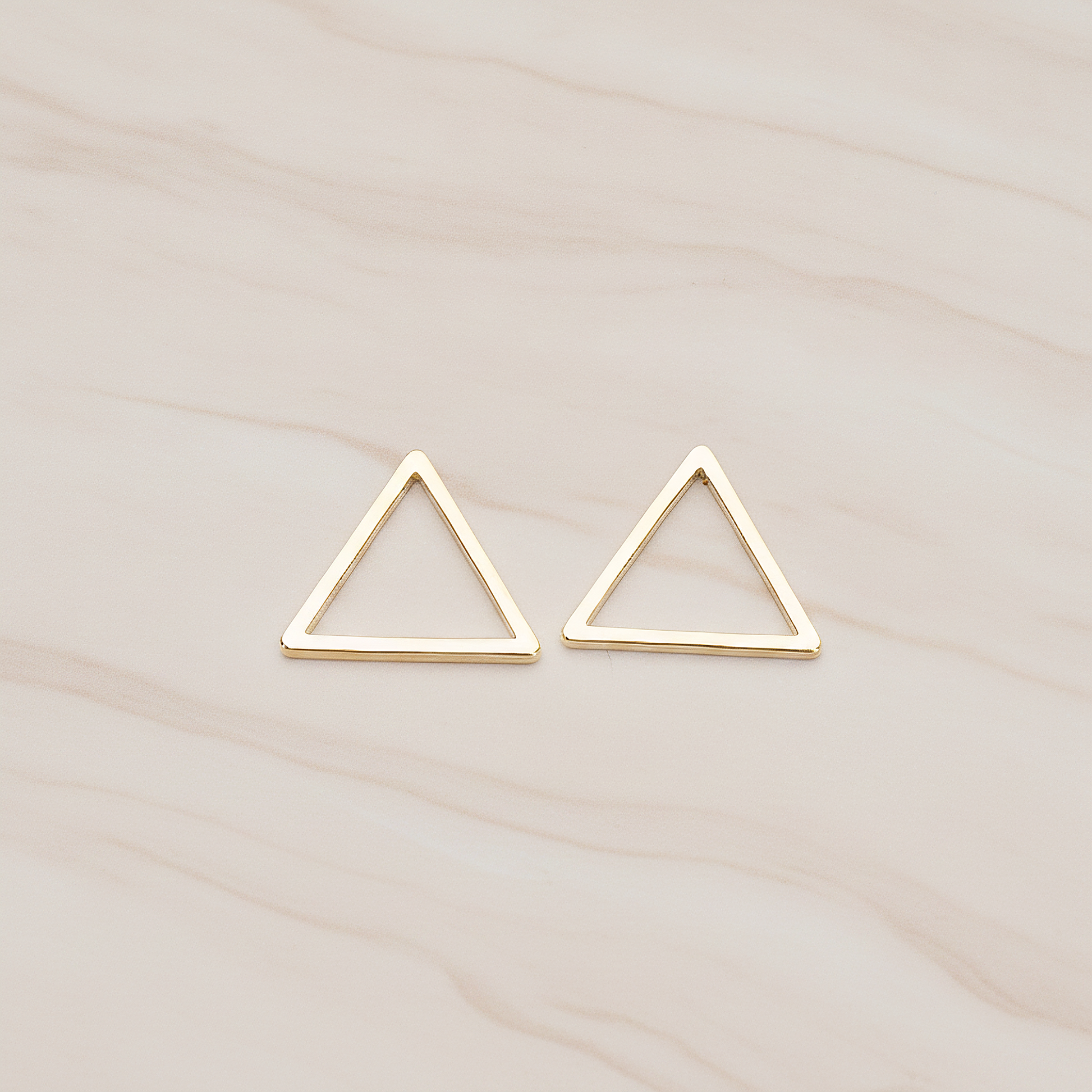 13mm Triangle Link Pendant, 4 Pc on warm marble background (PD.1009-03)