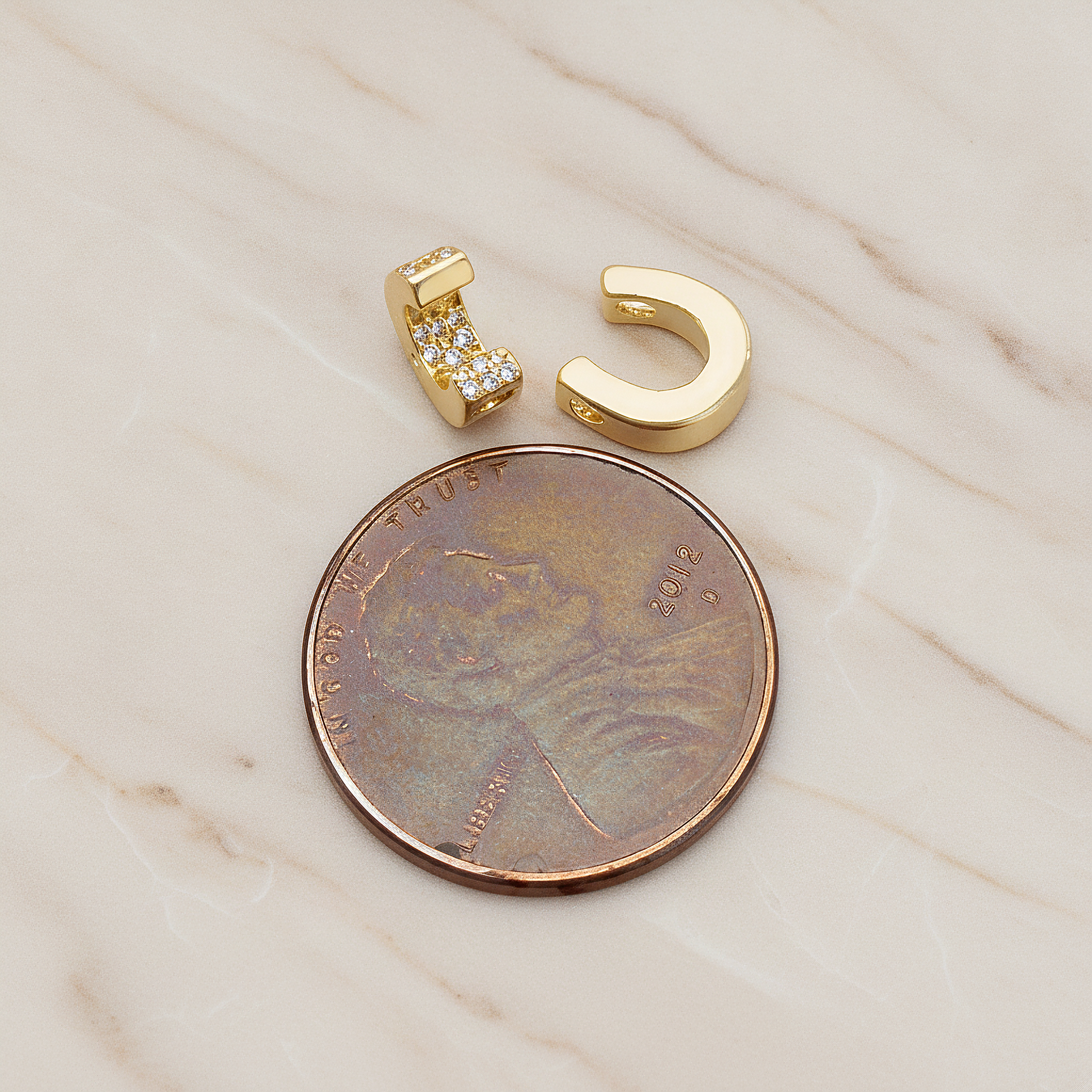 Horse Shoe Ver.2 Pendant, 2 Pc on warm marble background (PD.1311)