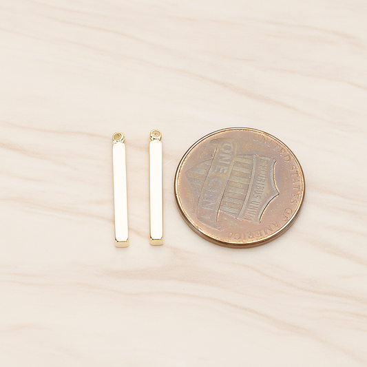 18mm Mini Squre Cube Vertical Bar Pendant, 2 Pc on warm marble background (PD.1431)