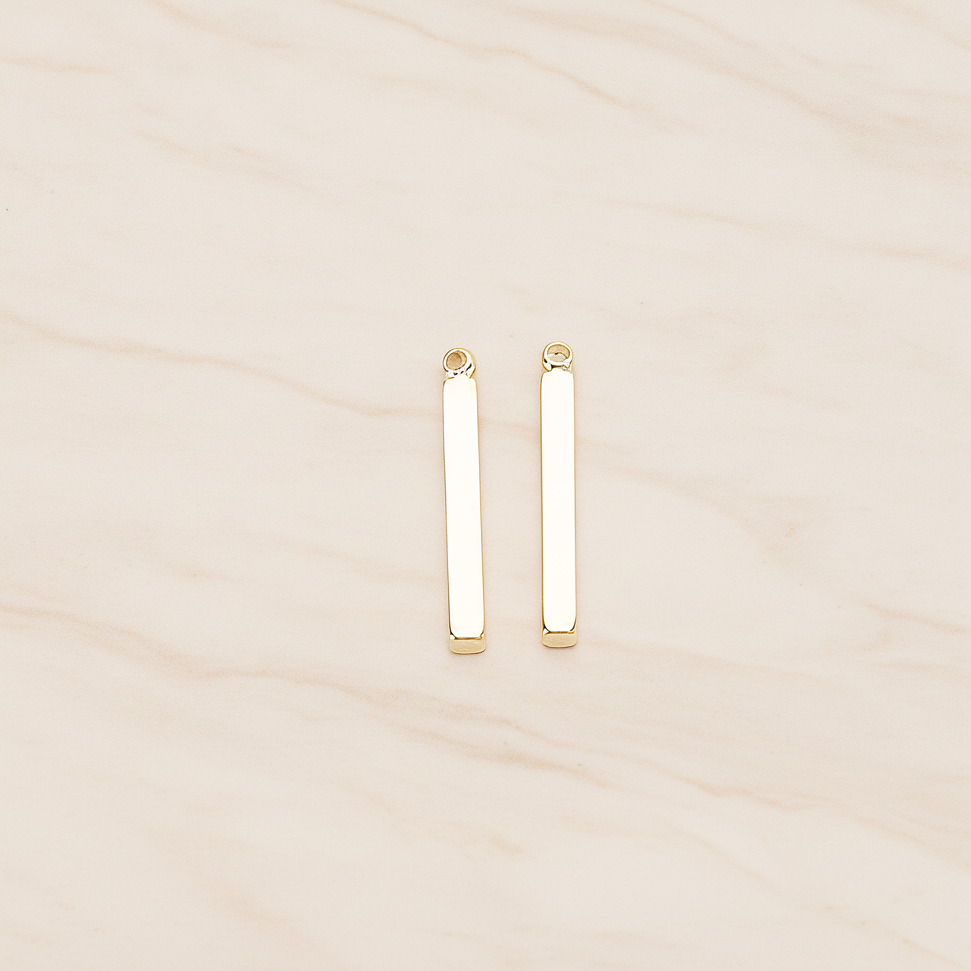 18mm Mini Squre Cube Vertical Bar Pendant, 2 Pc on warm marble background (PD.1431)