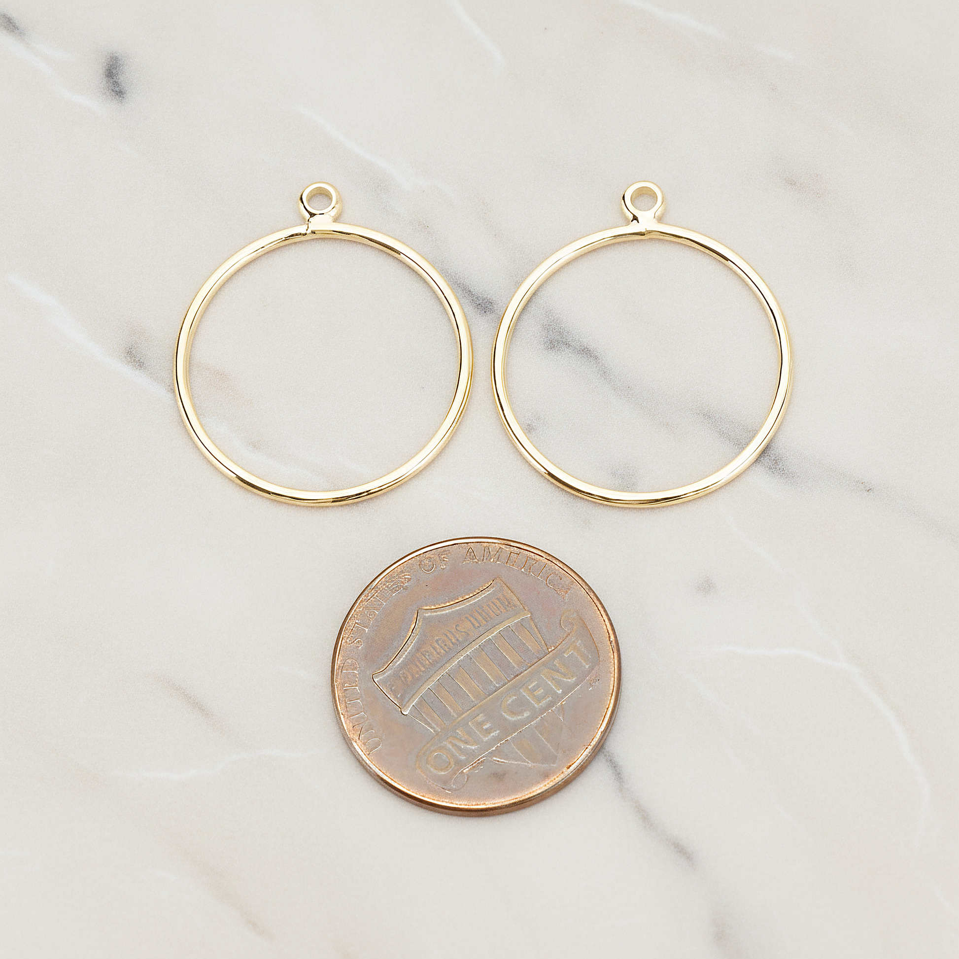 Small Circle Link Pendant, 4 Pc on warm marble background (PD.1706-01)