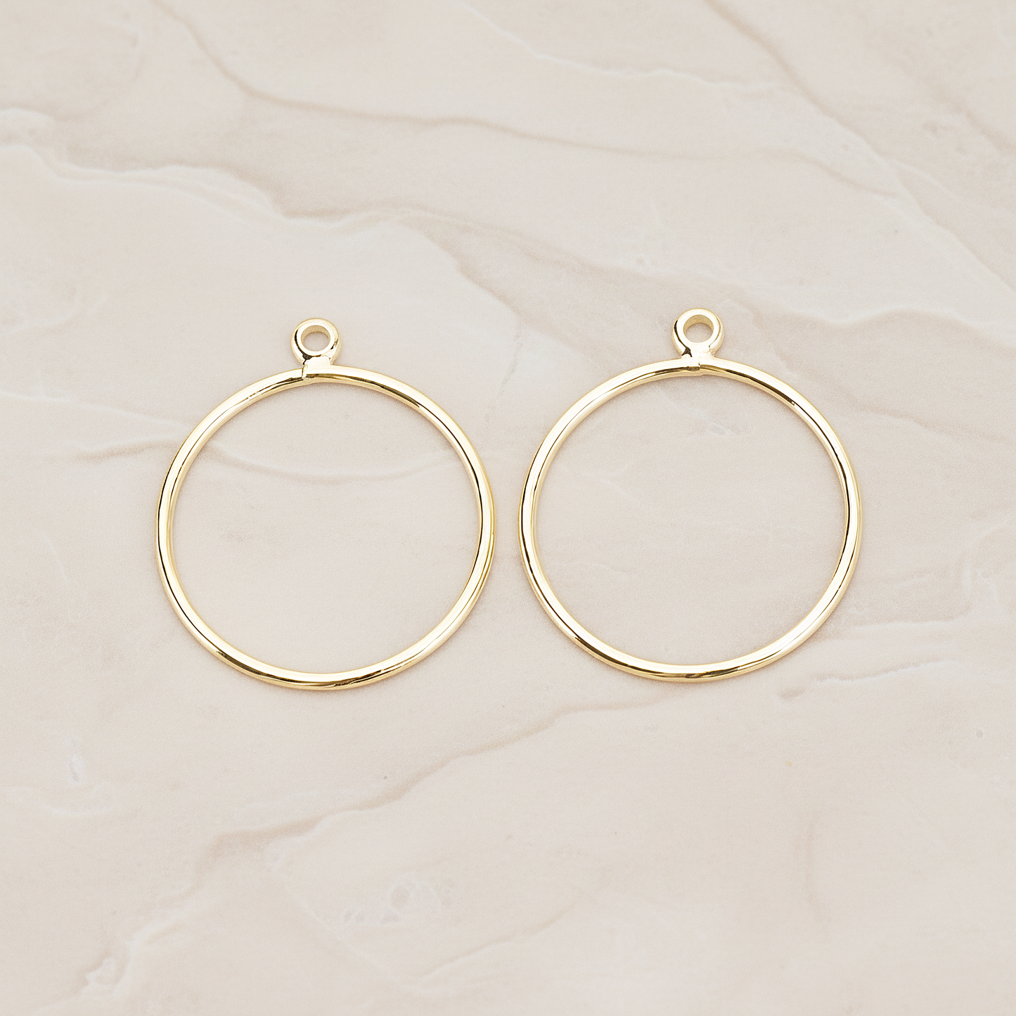 Small Circle Link Pendant, 4 Pc on warm marble background (PD.1706-01)