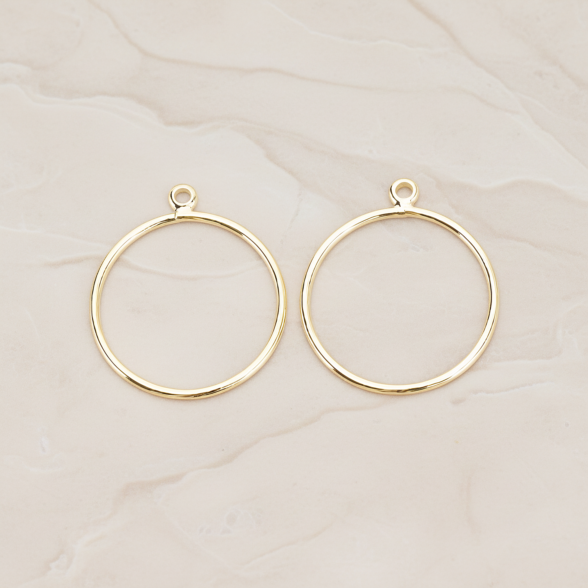 Small Circle Link Pendant, 4 Pc on warm marble background (PD.1706-01)