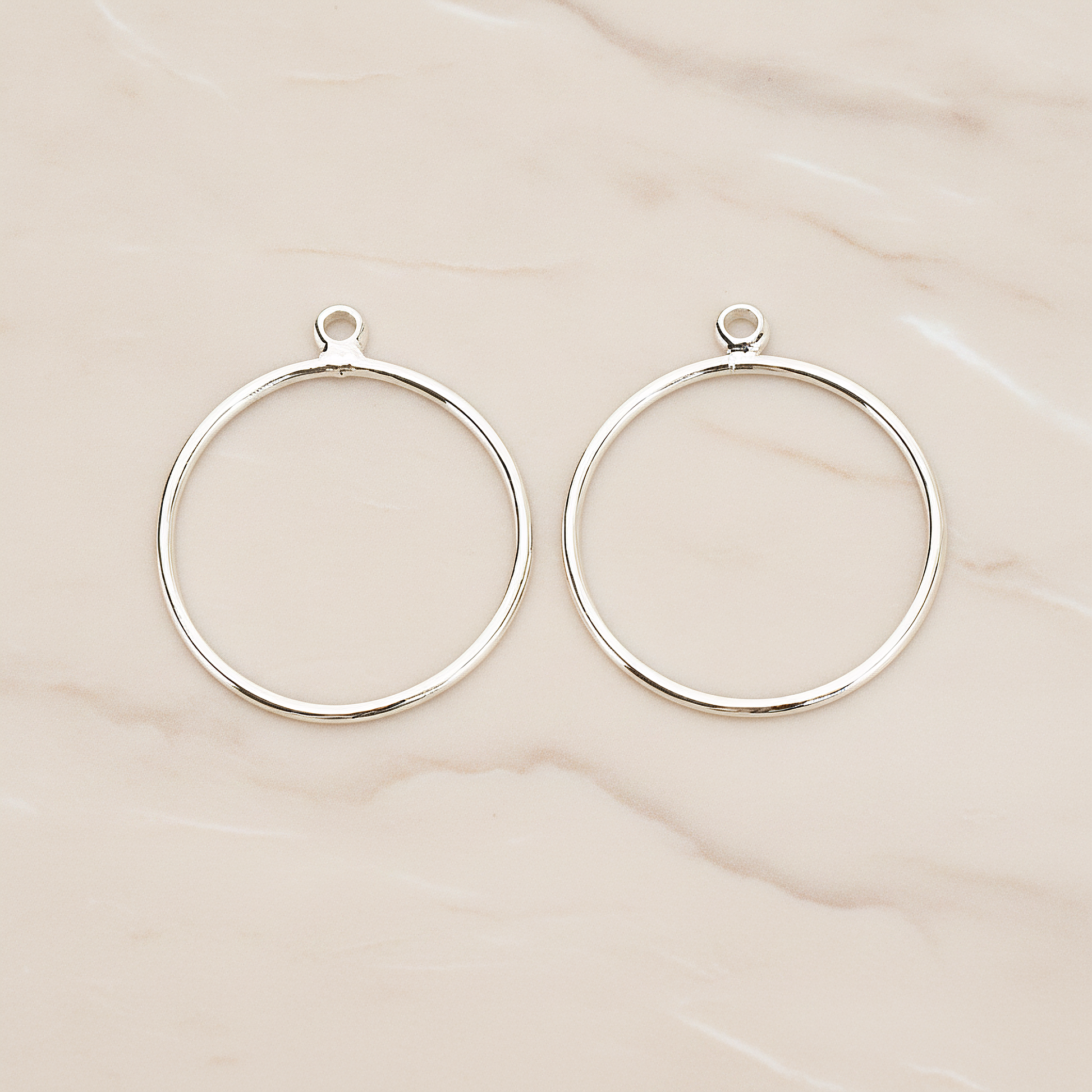 Small Circle Link Pendant, 4 Pc on warm marble background (PD.1706-01)