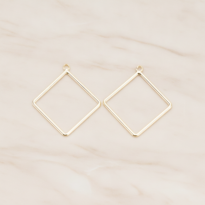 Small Rhombus Link Pendant, 4 Pc on warm marble background (PD.1707-01)