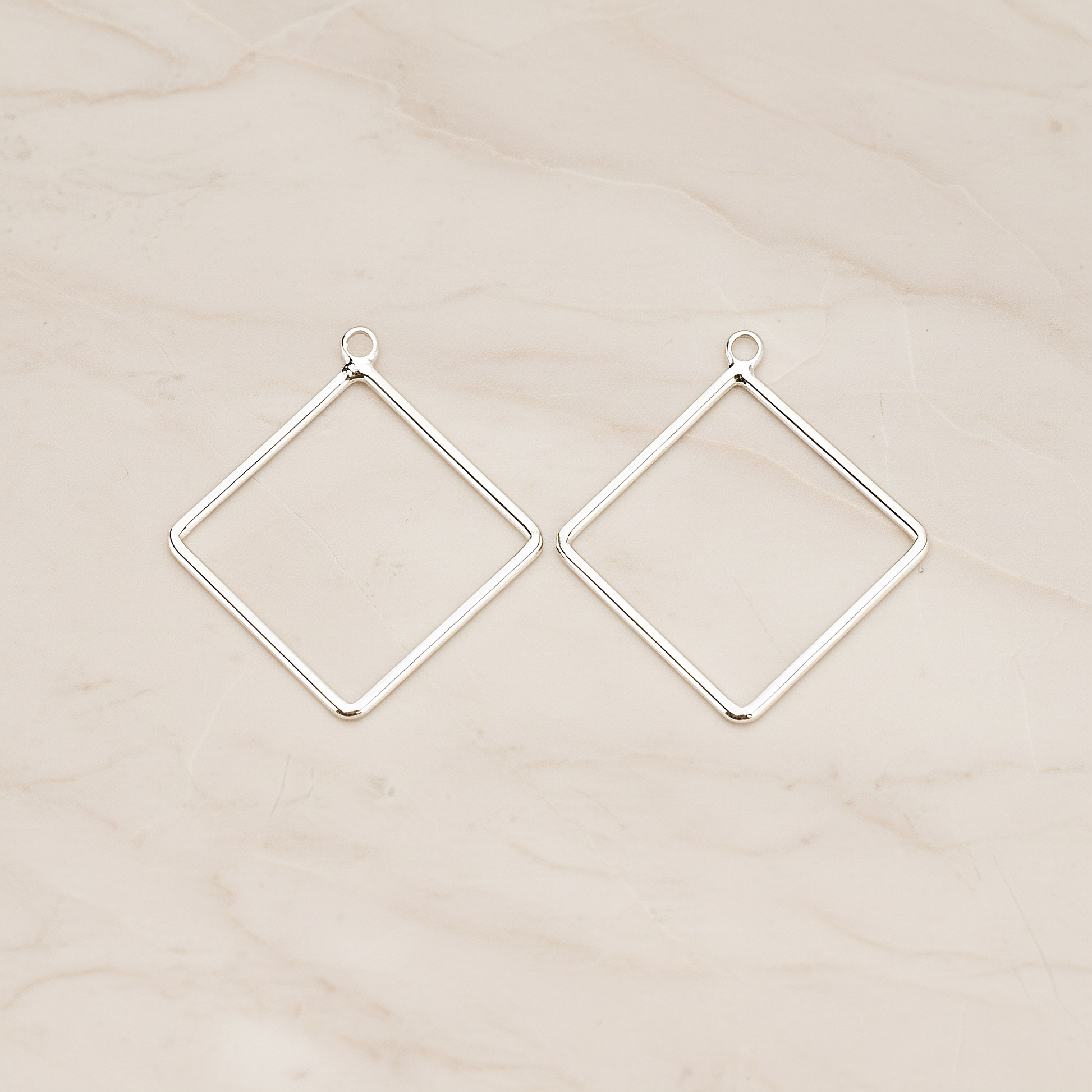 Small Rhombus Link Pendant, 4 Pc on warm marble background (PD.1707-01)
