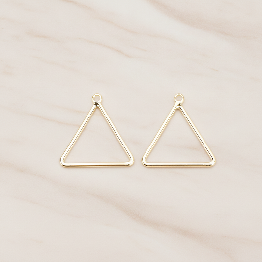 Simple Triangle Link Pendant, 4 Pc on warm marble background (PD.1709)