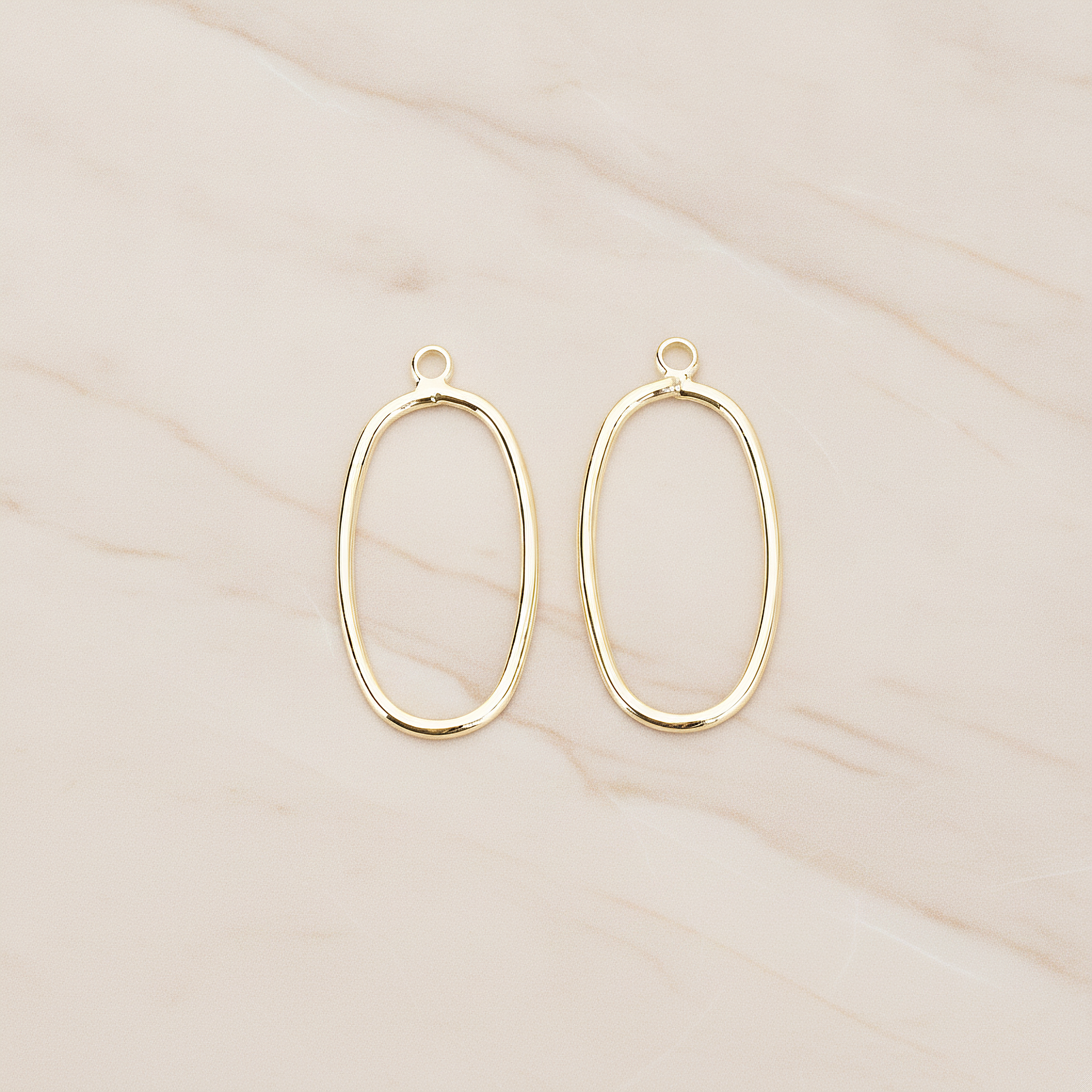 Simple Oval Link Pendant, 4 Pc on warm marble background (PD.1710)
