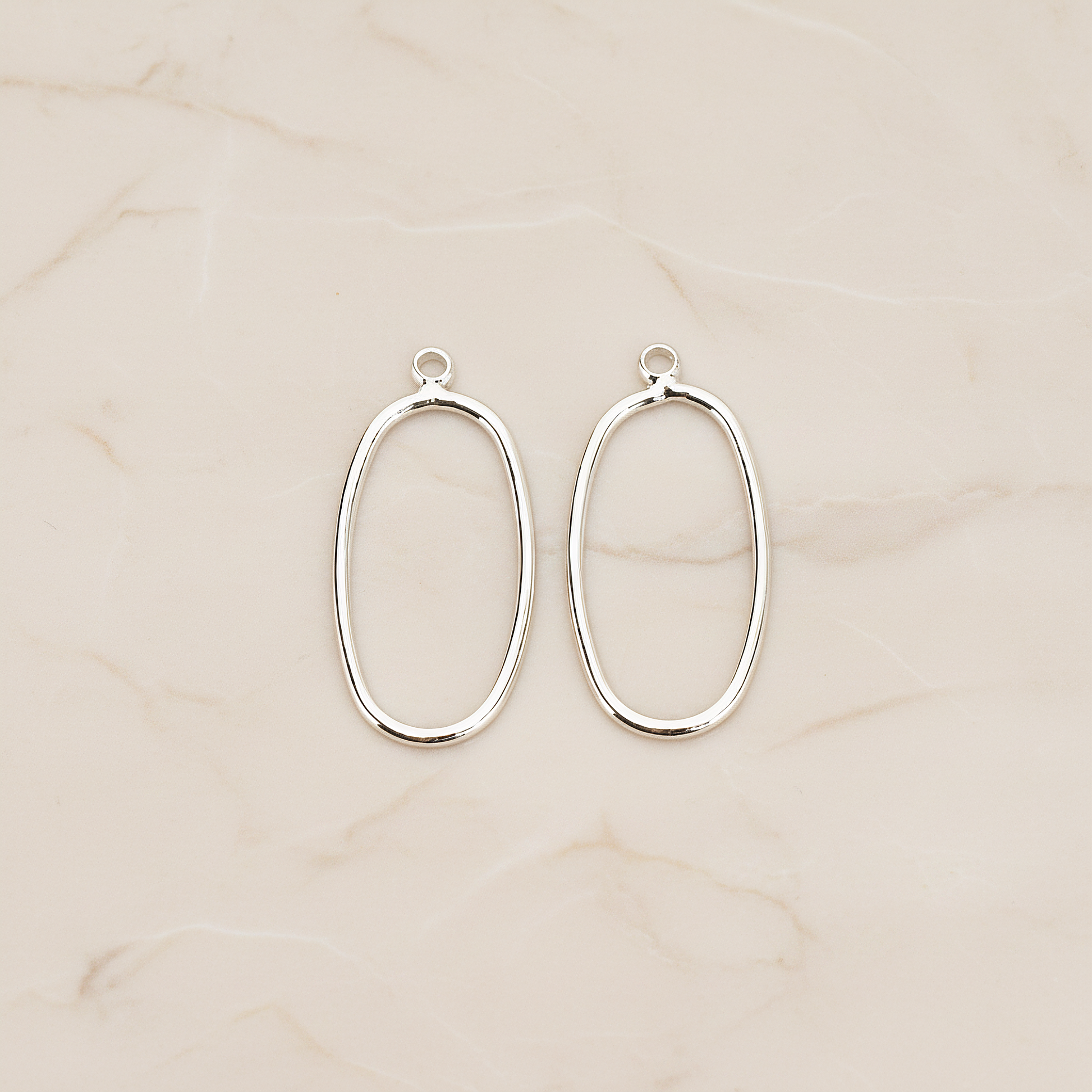 Simple Oval Link Pendant, 4 Pc on warm marble background (PD.1710)