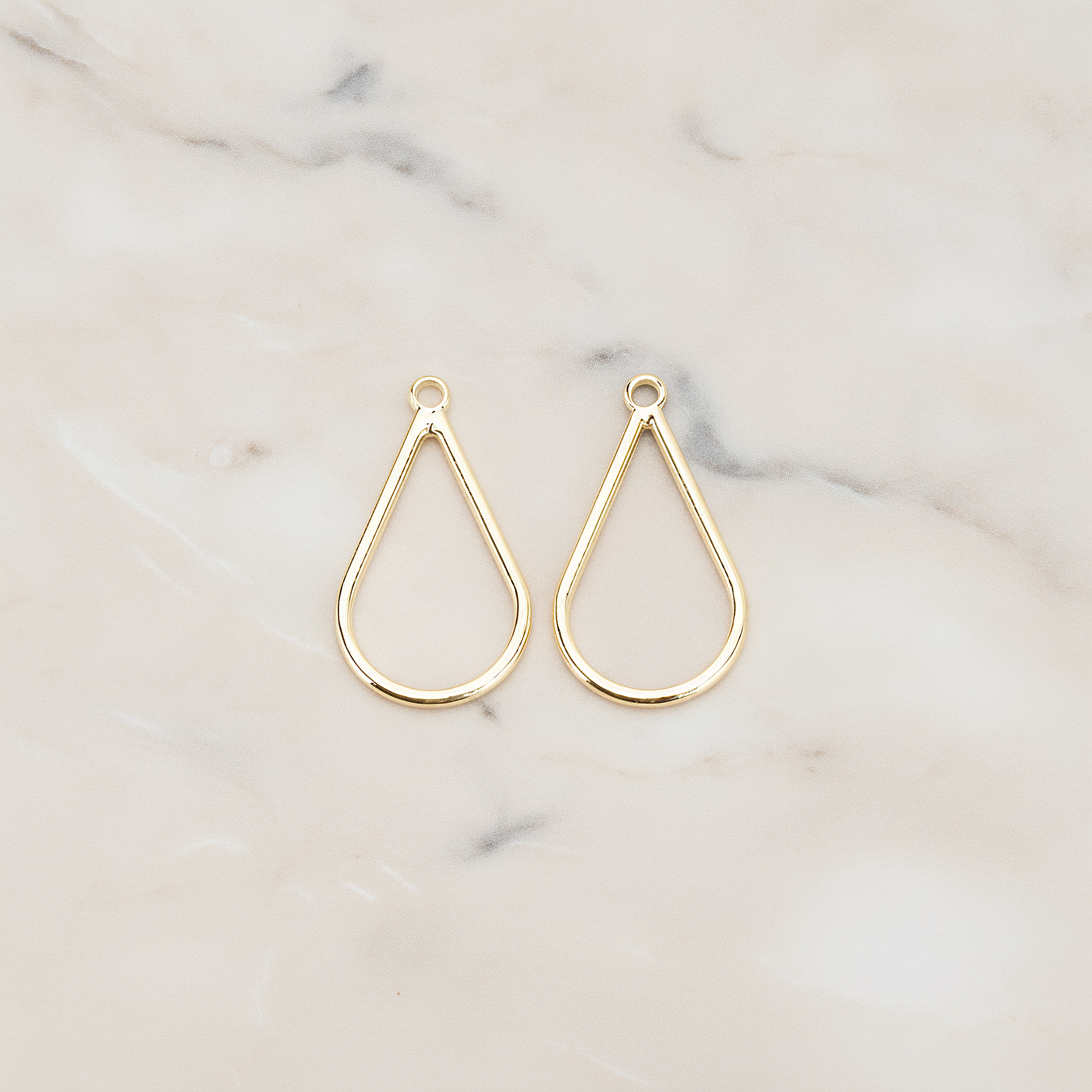 Simple Teardrop Link Pendant, 4 Pc on warm marble background (PD.1711)