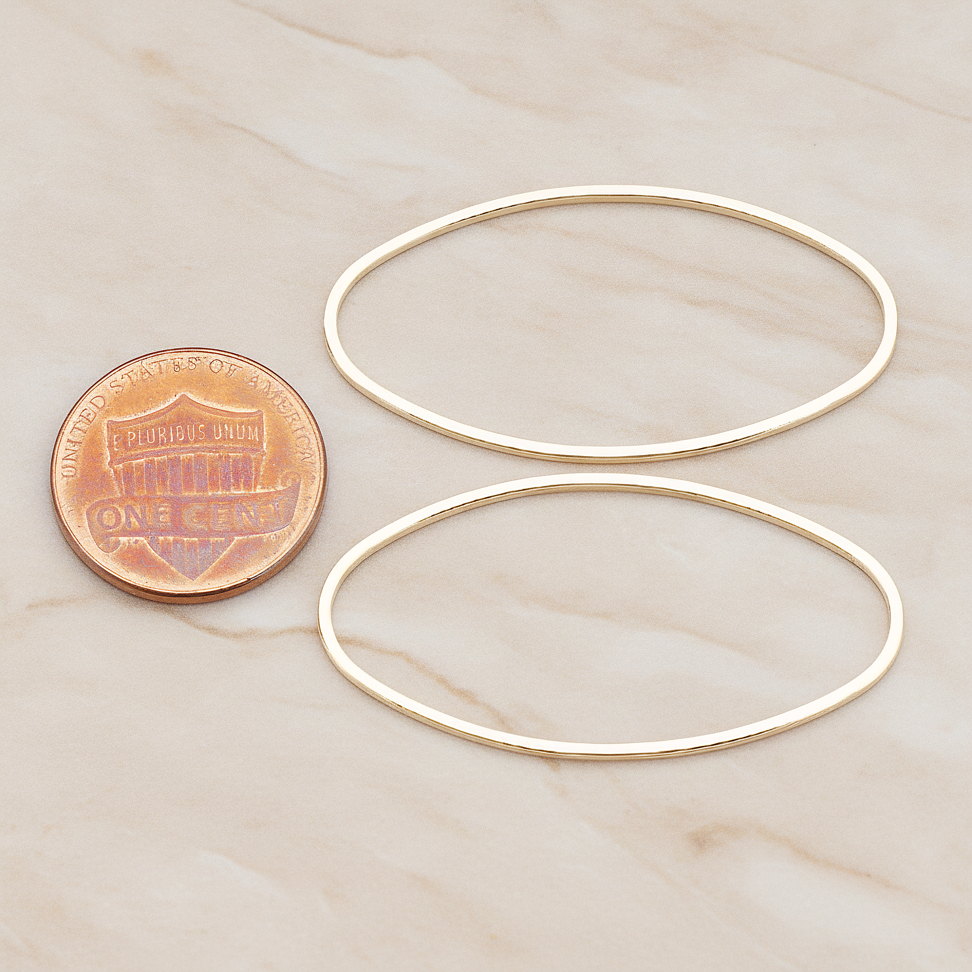40 X 20 Mm Simple Oval Link Pendant, 2 Pc on warm marble background (PD.304-01)