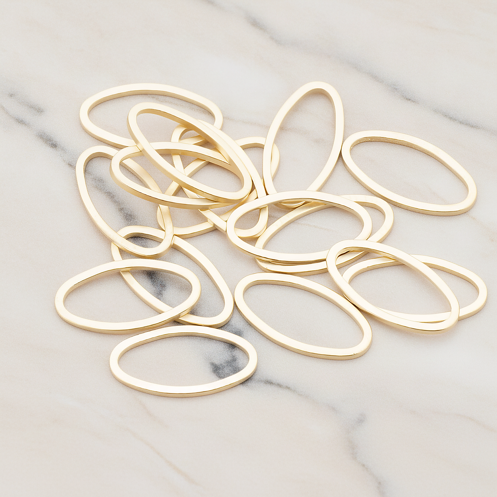 8 X 16 Mm Simple Oval Link Pendant, 4 Pc on warm marble background (PD.304-03)