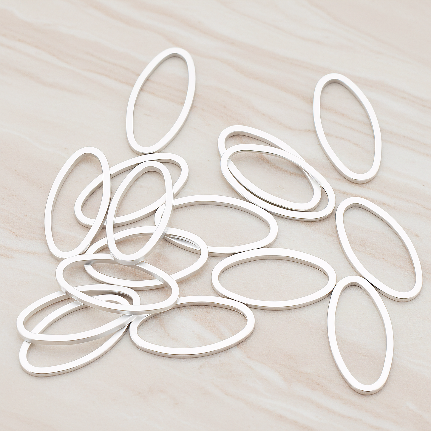 8 X 16 Mm Simple Oval Link Pendant, 4 Pc on warm marble background (PD.304-03)