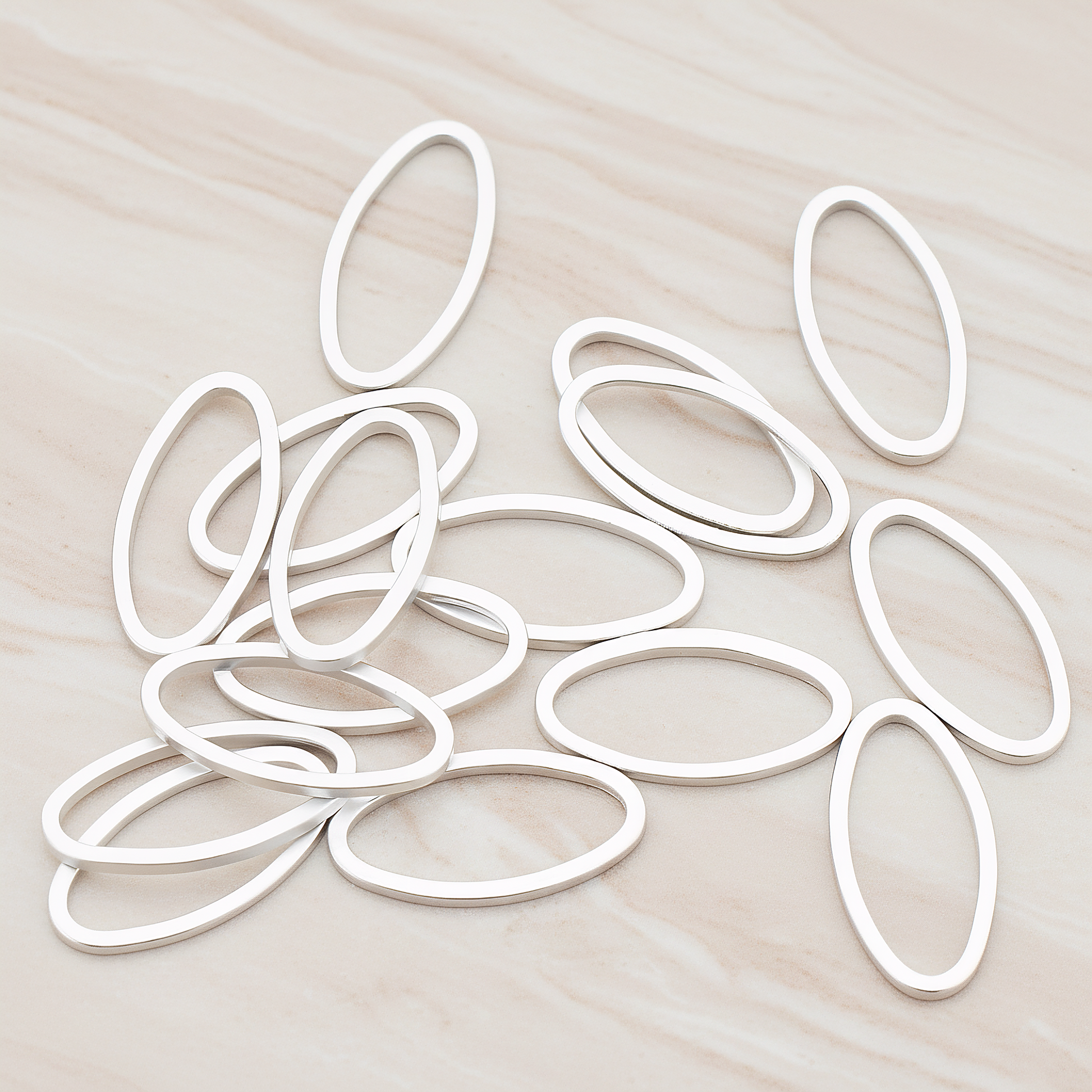 8 X 16 Mm Simple Oval Link Pendant, 4 Pc on warm marble background (PD.304-03)