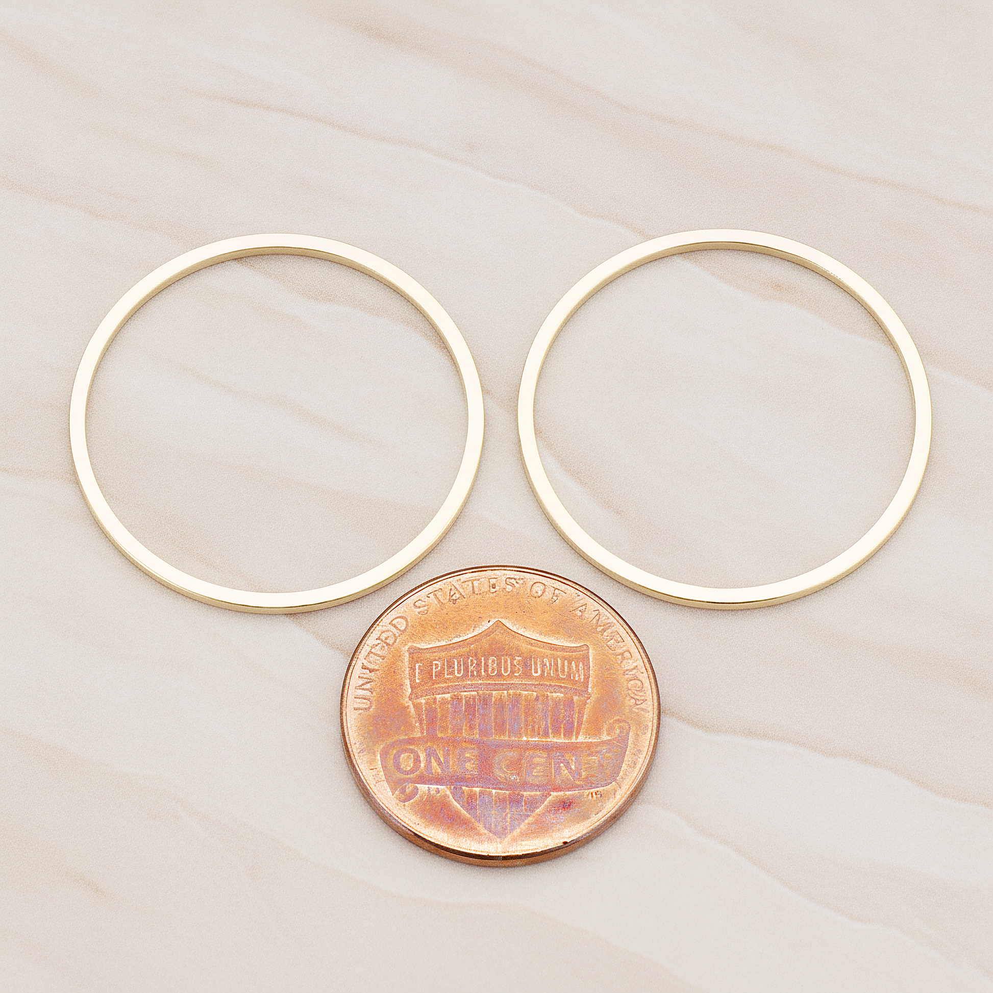 25mm Simple Round Link Pendant, 2 Pc on warm marble background (PD.305-04)