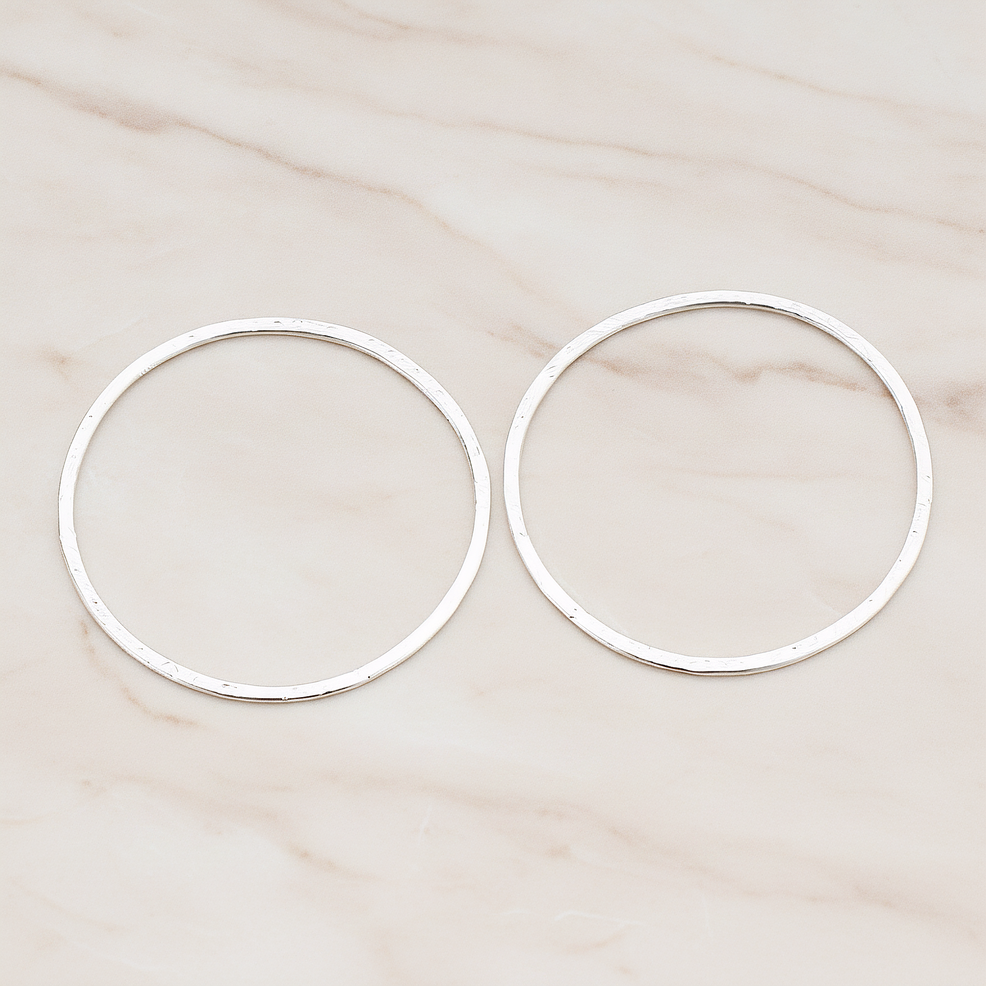 25mm Simple Round Link Pendant, 2 Pc on warm marble background (PD.305-04)