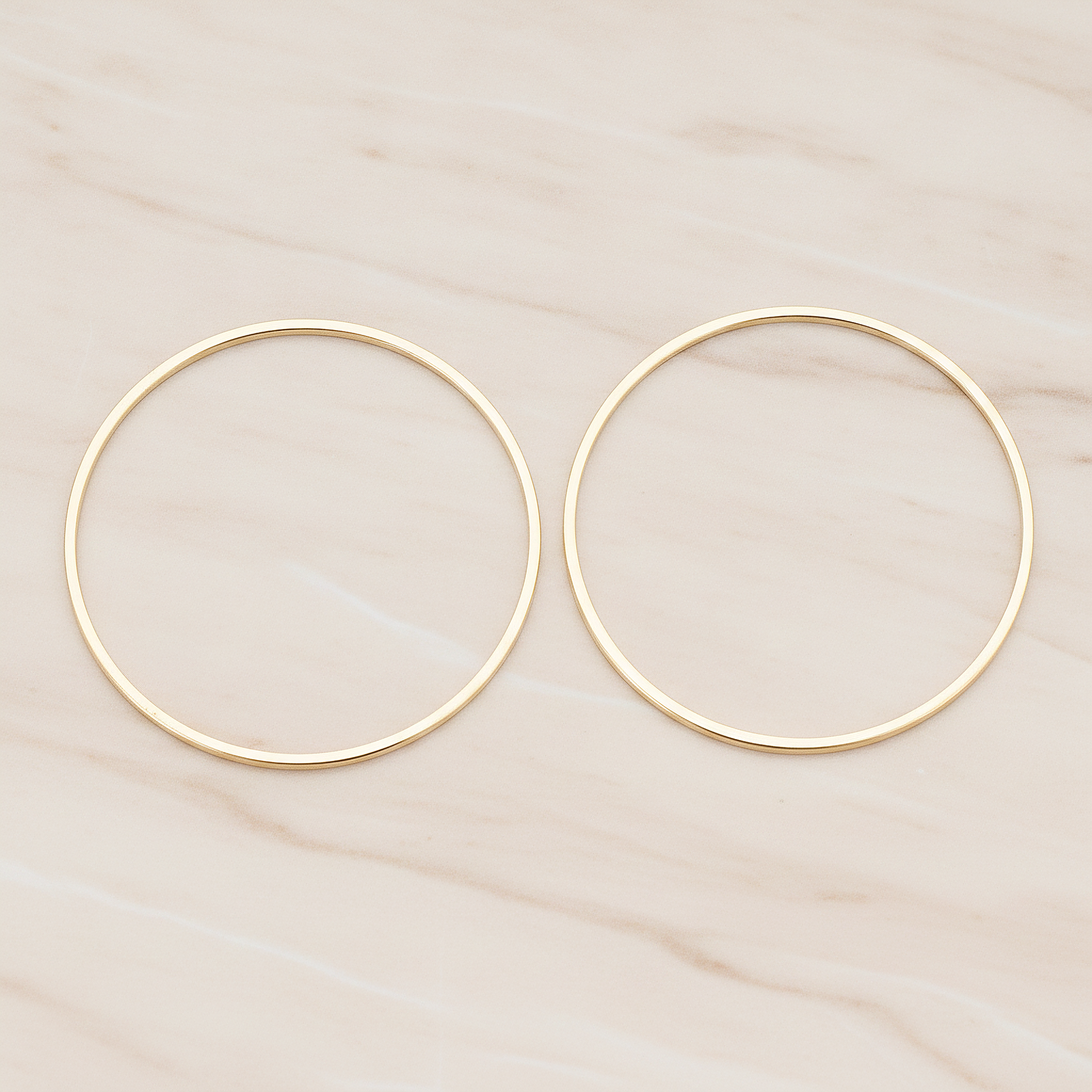 25mm Simple Round Link Pendant, 2 Pc on warm marble background (PD.305-05)