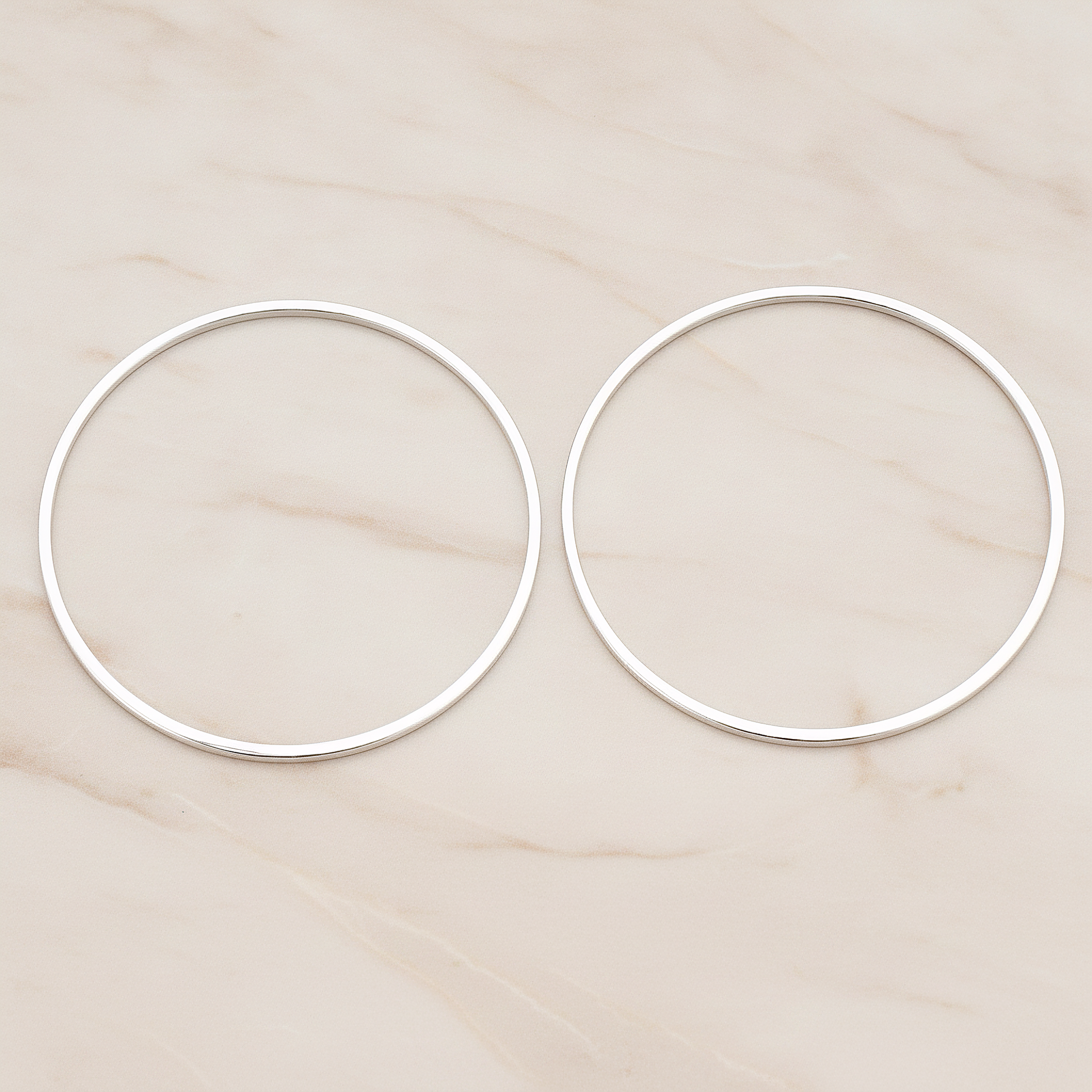 25mm Simple Round Link Pendant, 2 Pc on warm marble background (PD.305-05)