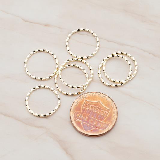 Twisted Round Link Pendant, 4 Pc on warm marble background (PD.358-01)