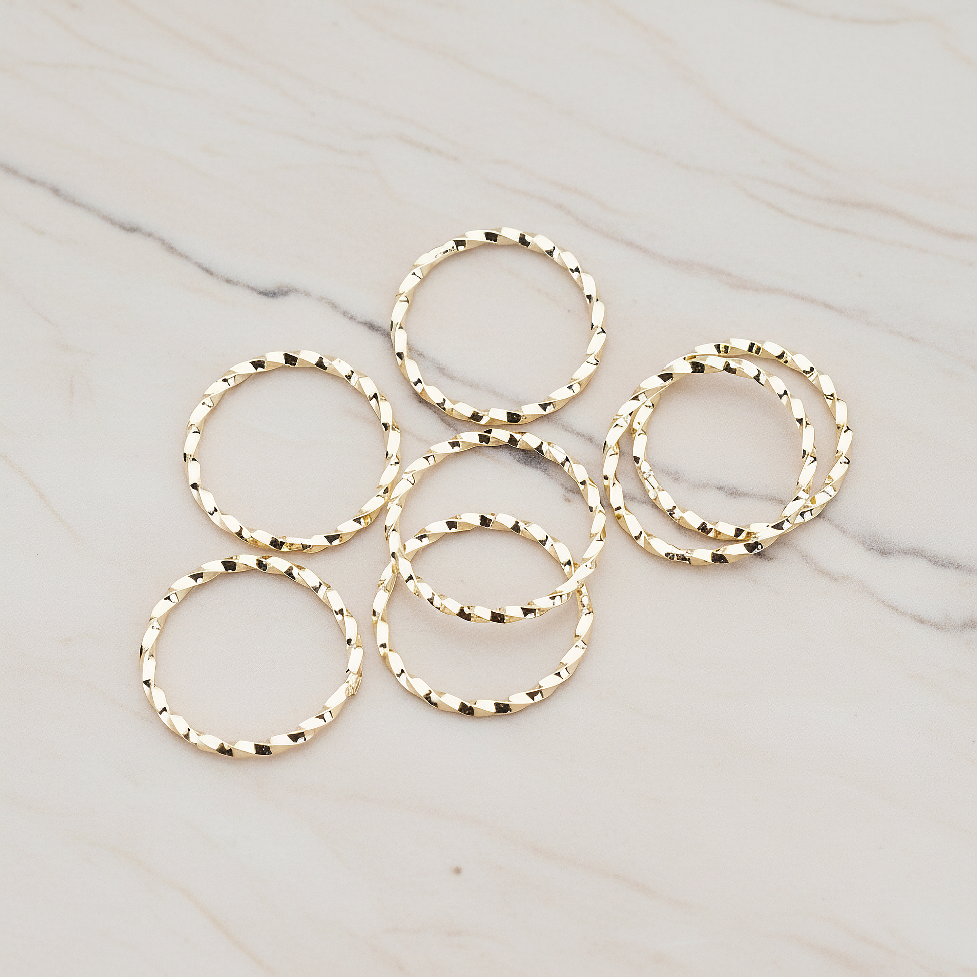 Twisted Round Link Pendant, 4 Pc on warm marble background (PD.358-01)