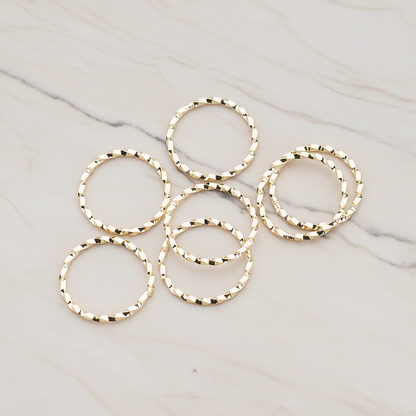 Twisted Round Link Pendant, 4 Pc on warm marble background (PD.358-01)
