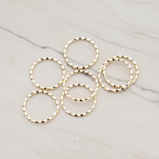 Twisted Round Link Pendant, 4 Pc on warm marble background (PD.358-01)