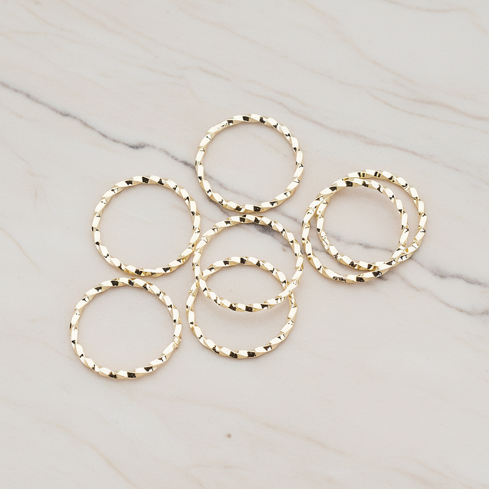 Twisted Round Link Pendant, 4 Pc on warm marble background (PD.358-01)