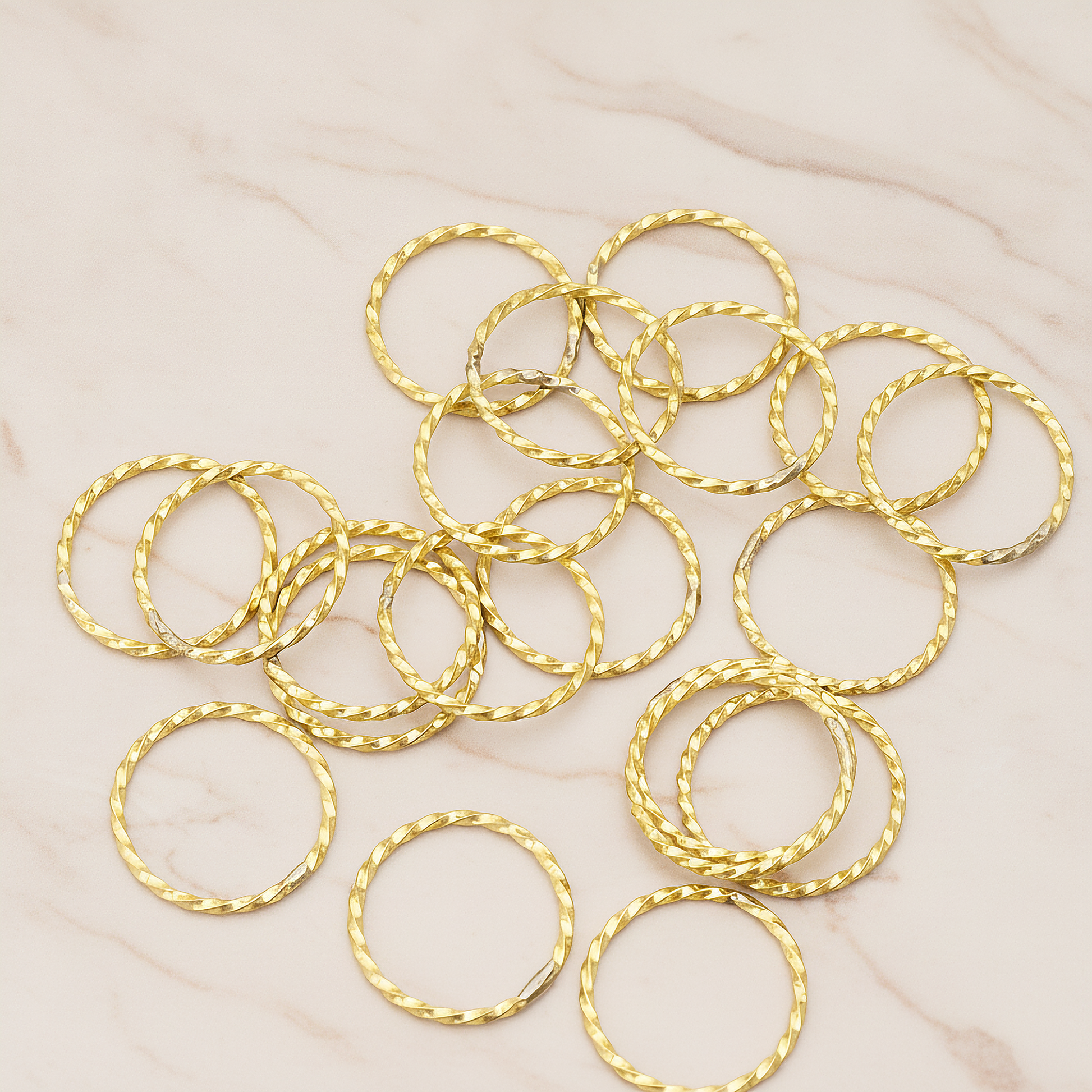 Twisted Round Link Pendant, 4 Pc on warm marble background (PD.358-01)