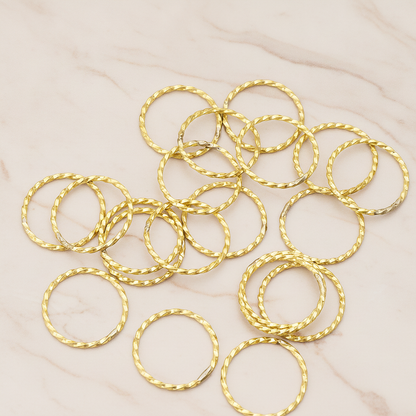 Twisted Round Link Pendant, 4 Pc on warm marble background (PD.358-01)