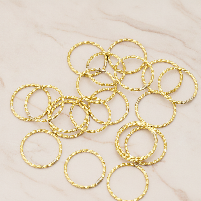 Twisted Round Link Pendant, 4 Pc on warm marble background (PD.358-01)
