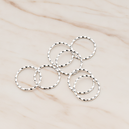 Twisted Round Link Pendant, 4 Pc on warm marble background (PD.358-01)