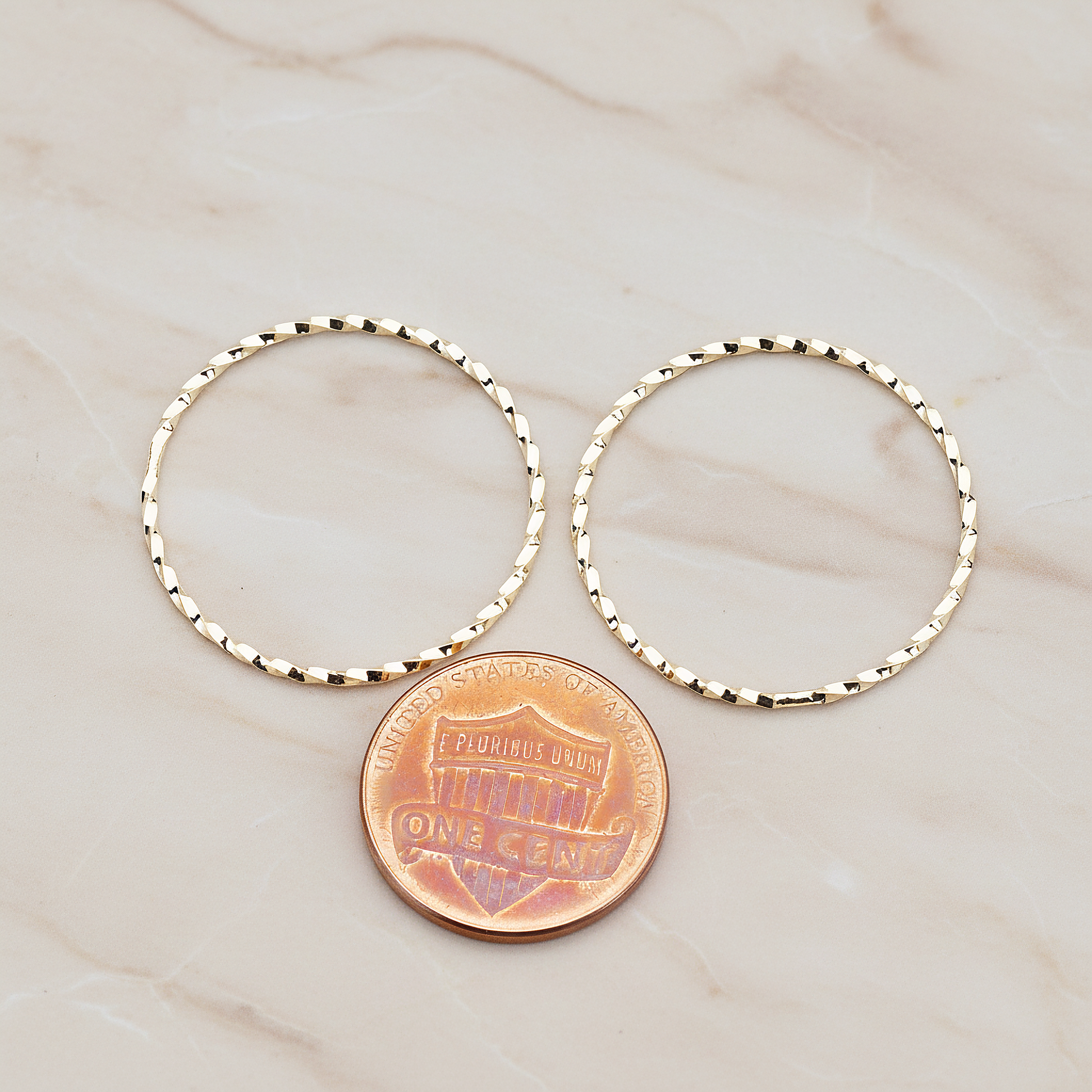 Twisted Round Medium Link Pendant, 4 Pc on warm marble background (PD.358-02)