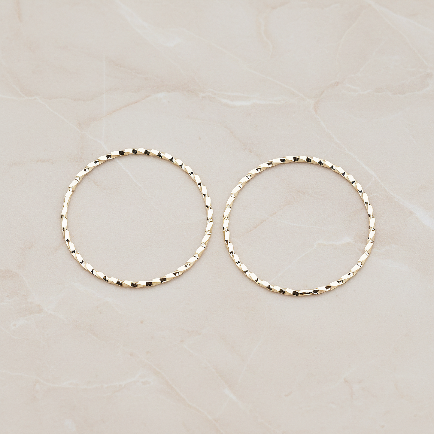 Twisted Round Medium Link Pendant, 4 Pc on warm marble background (PD.358-02)