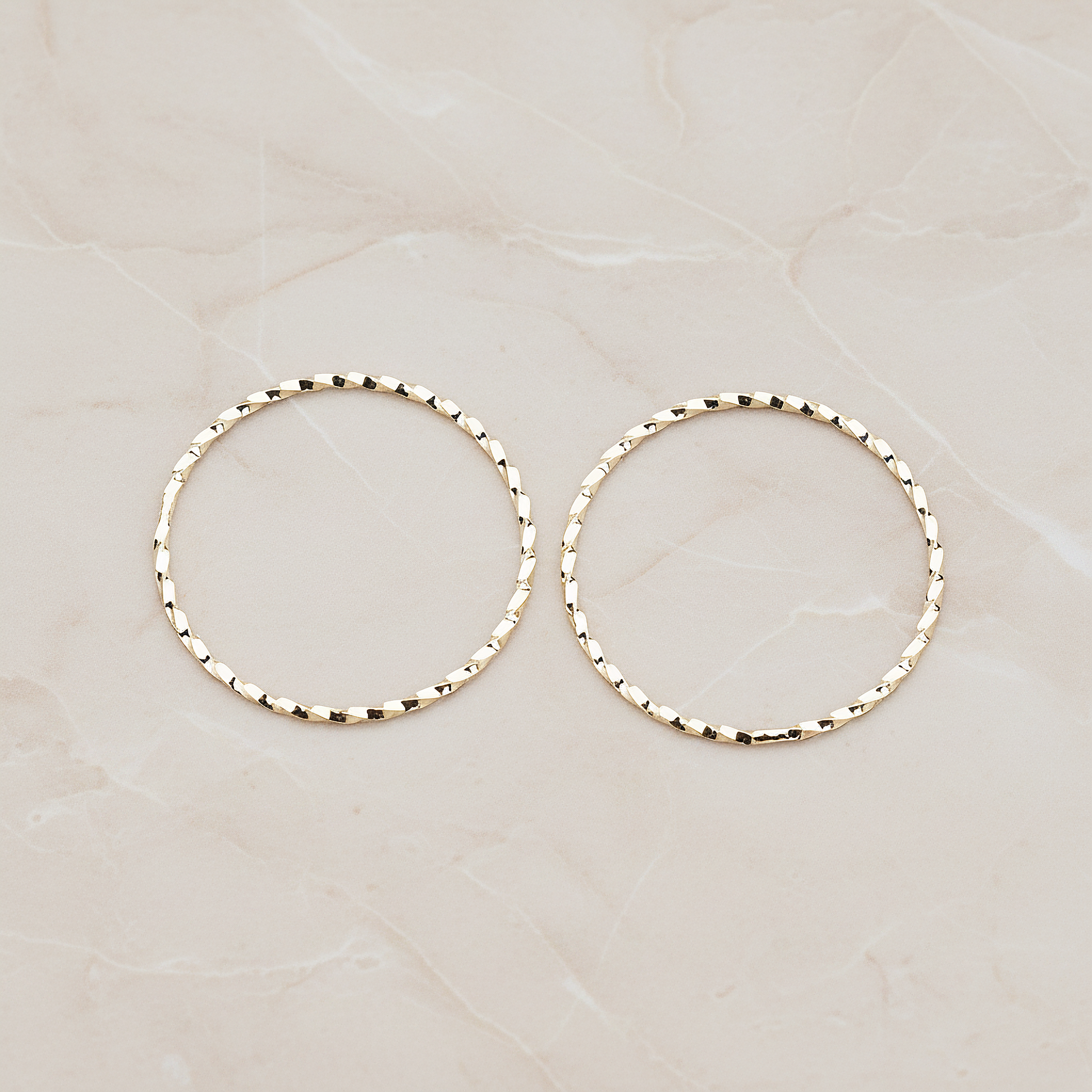 Twisted Round Medium Link Pendant, 4 Pc on warm marble background (PD.358-02)