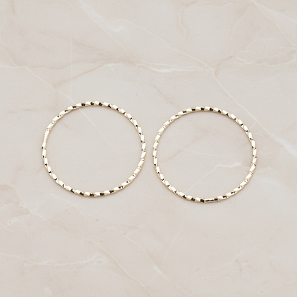 Twisted Round Medium Link Pendant, 4 Pc on warm marble background (PD.358-02)