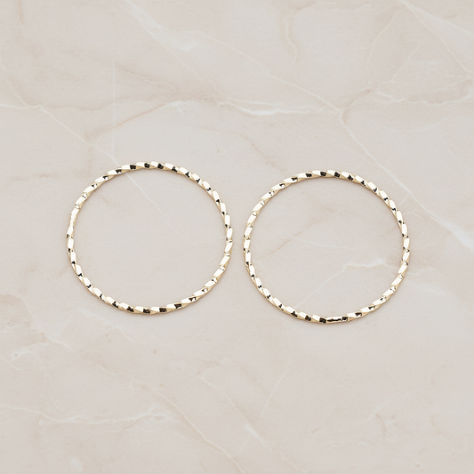 Twisted Round Medium Link Pendant, 4 Pc on warm marble background (PD.358-02)
