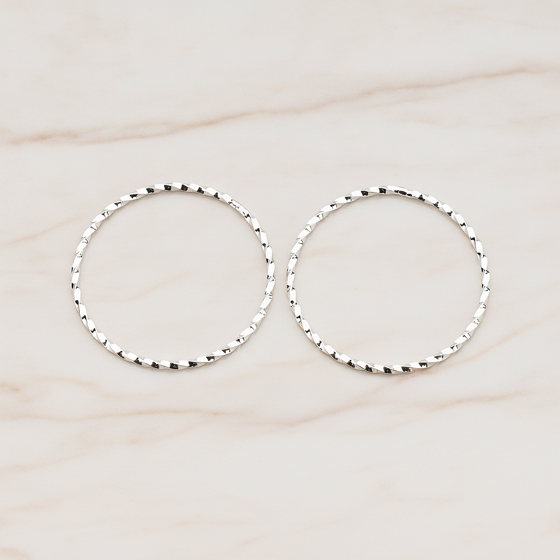 Twisted Round Medium Link Pendant, 4 Pc on warm marble background (PD.358-02)