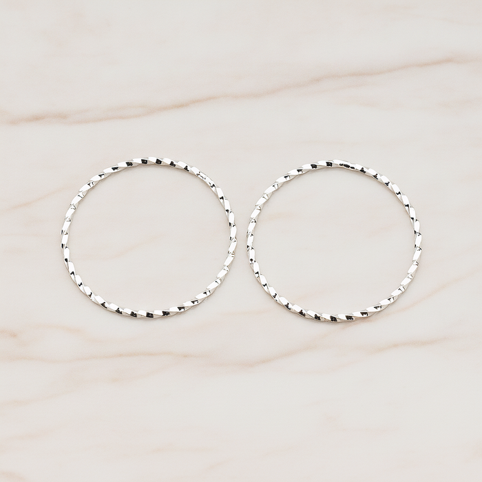 Twisted Round Medium Link Pendant, 4 Pc on warm marble background (PD.358-02)